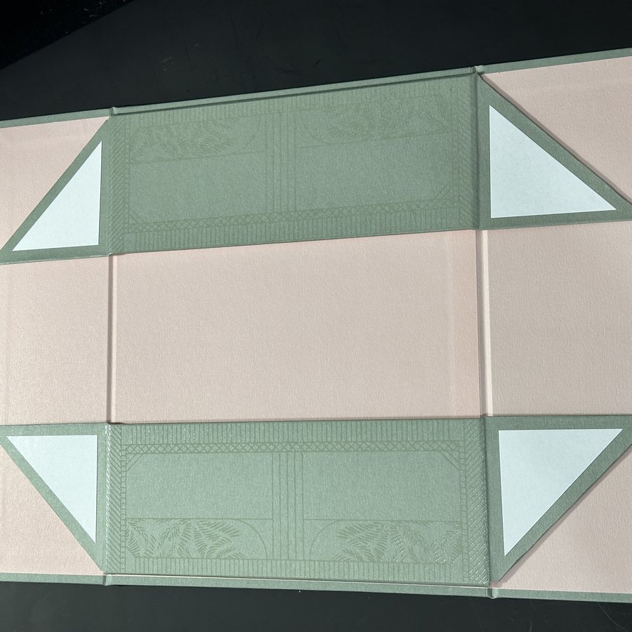 Packaging structure, production sample